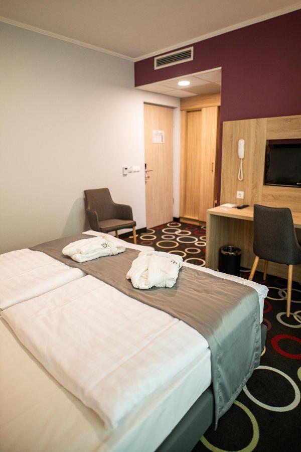 Garden Hotel Wellness Es Konferencia Ζολνοκ Εξωτερικό φωτογραφία