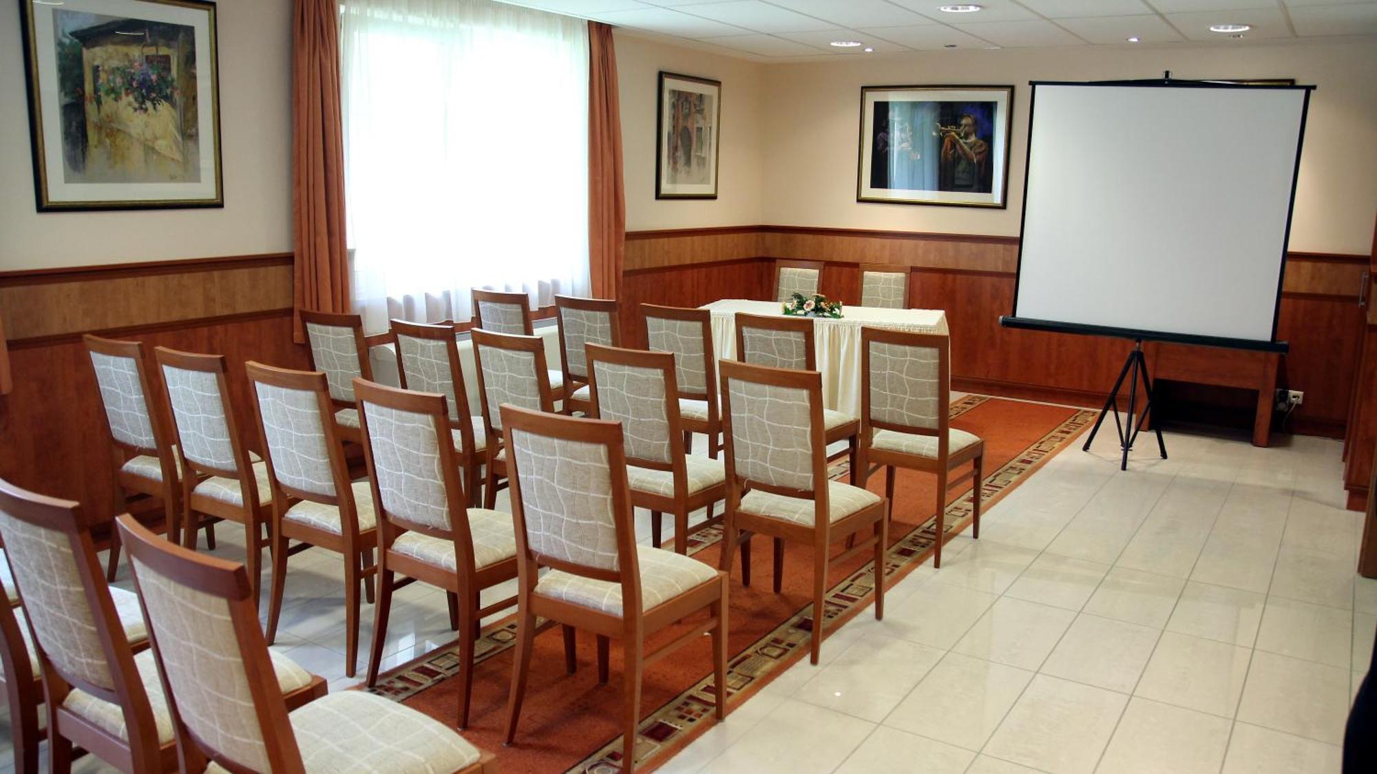 Garden Hotel Wellness Es Konferencia Ζολνοκ Εξωτερικό φωτογραφία