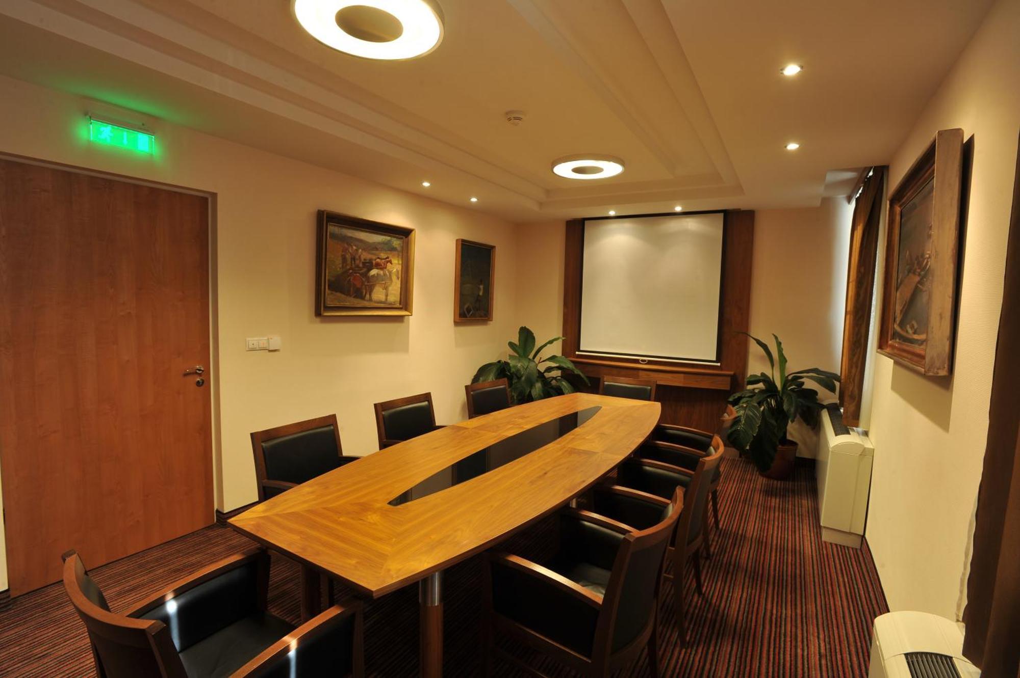 Garden Hotel Wellness Es Konferencia Ζολνοκ Εξωτερικό φωτογραφία