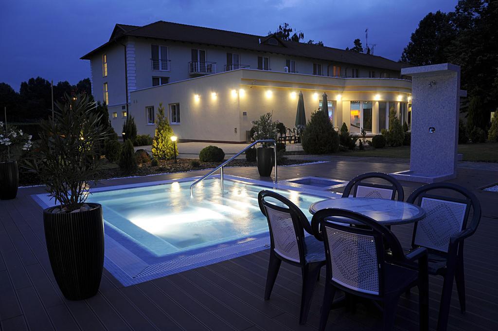 Garden Hotel Wellness Es Konferencia Ζολνοκ Εξωτερικό φωτογραφία