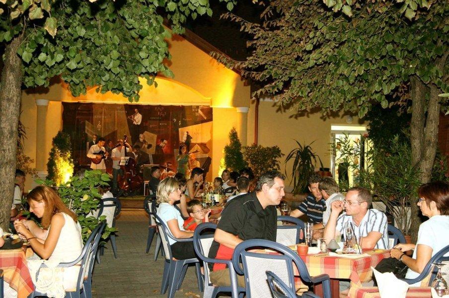 Garden Hotel Wellness Es Konferencia Ζολνοκ Εστιατόριο φωτογραφία