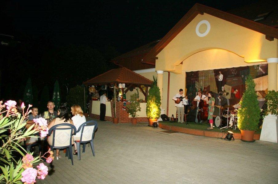 Garden Hotel Wellness Es Konferencia Ζολνοκ Εστιατόριο φωτογραφία