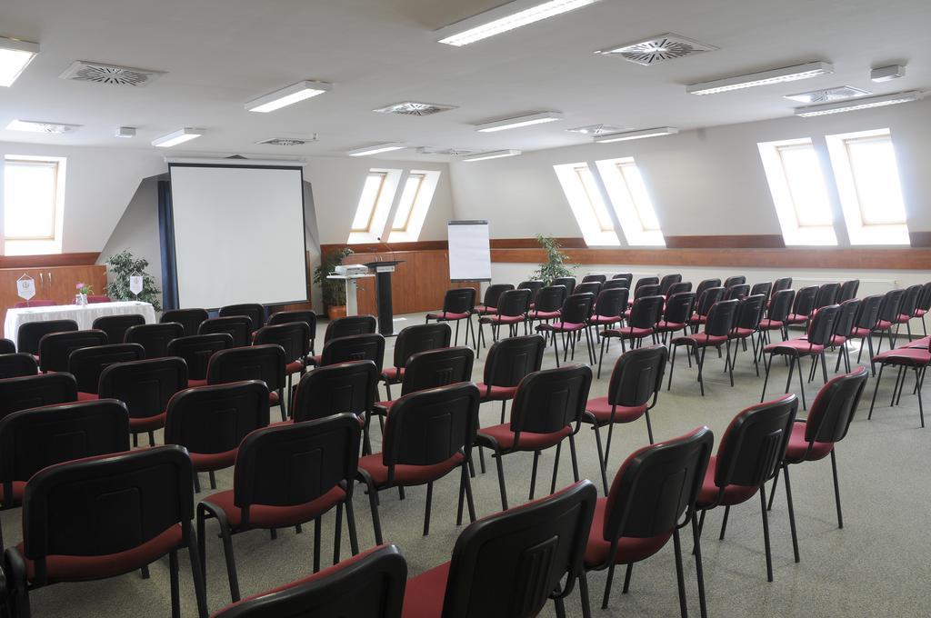 Garden Hotel Wellness Es Konferencia Ζολνοκ Εξωτερικό φωτογραφία