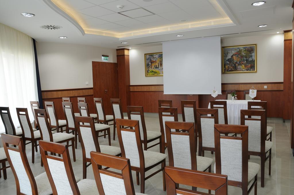Garden Hotel Wellness Es Konferencia Ζολνοκ Εξωτερικό φωτογραφία