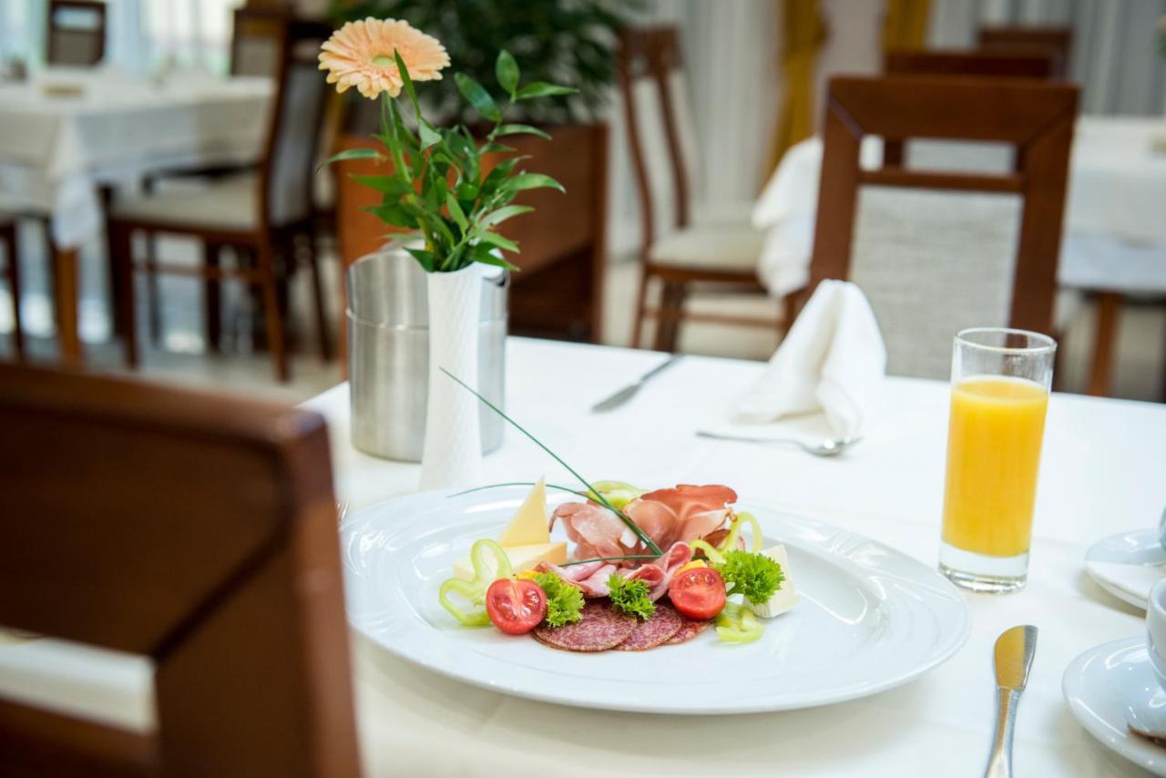 Garden Hotel Wellness Es Konferencia Ζολνοκ Εξωτερικό φωτογραφία