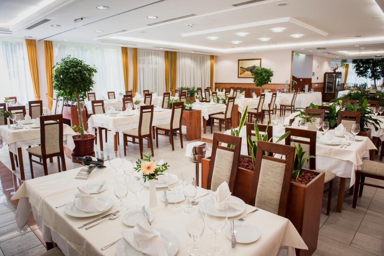 Garden Hotel Wellness Es Konferencia Ζολνοκ Εξωτερικό φωτογραφία