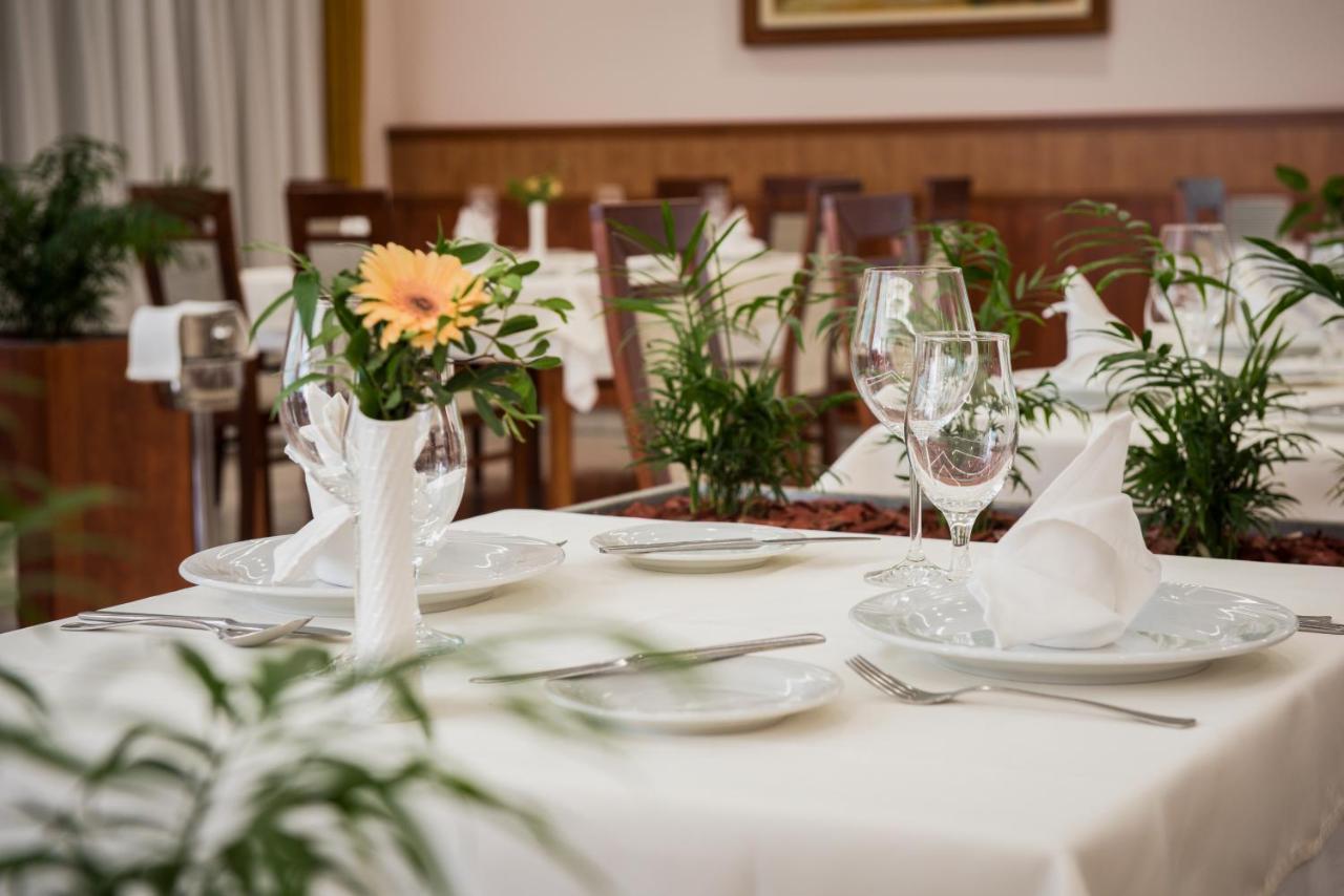 Garden Hotel Wellness Es Konferencia Ζολνοκ Εξωτερικό φωτογραφία